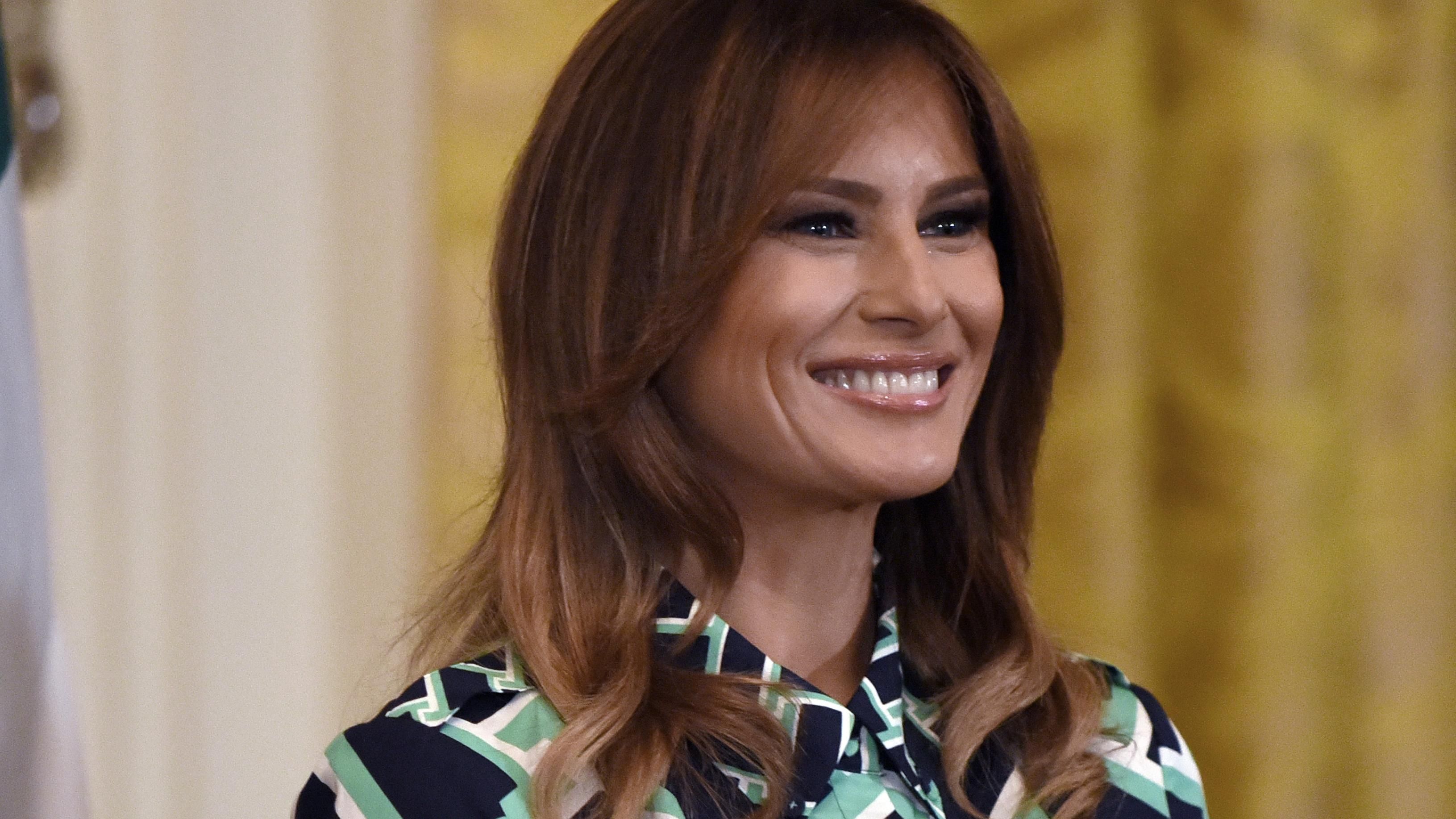 Цветное платье и идеальная укладка: Мелания Трамп очаровала стильным образом