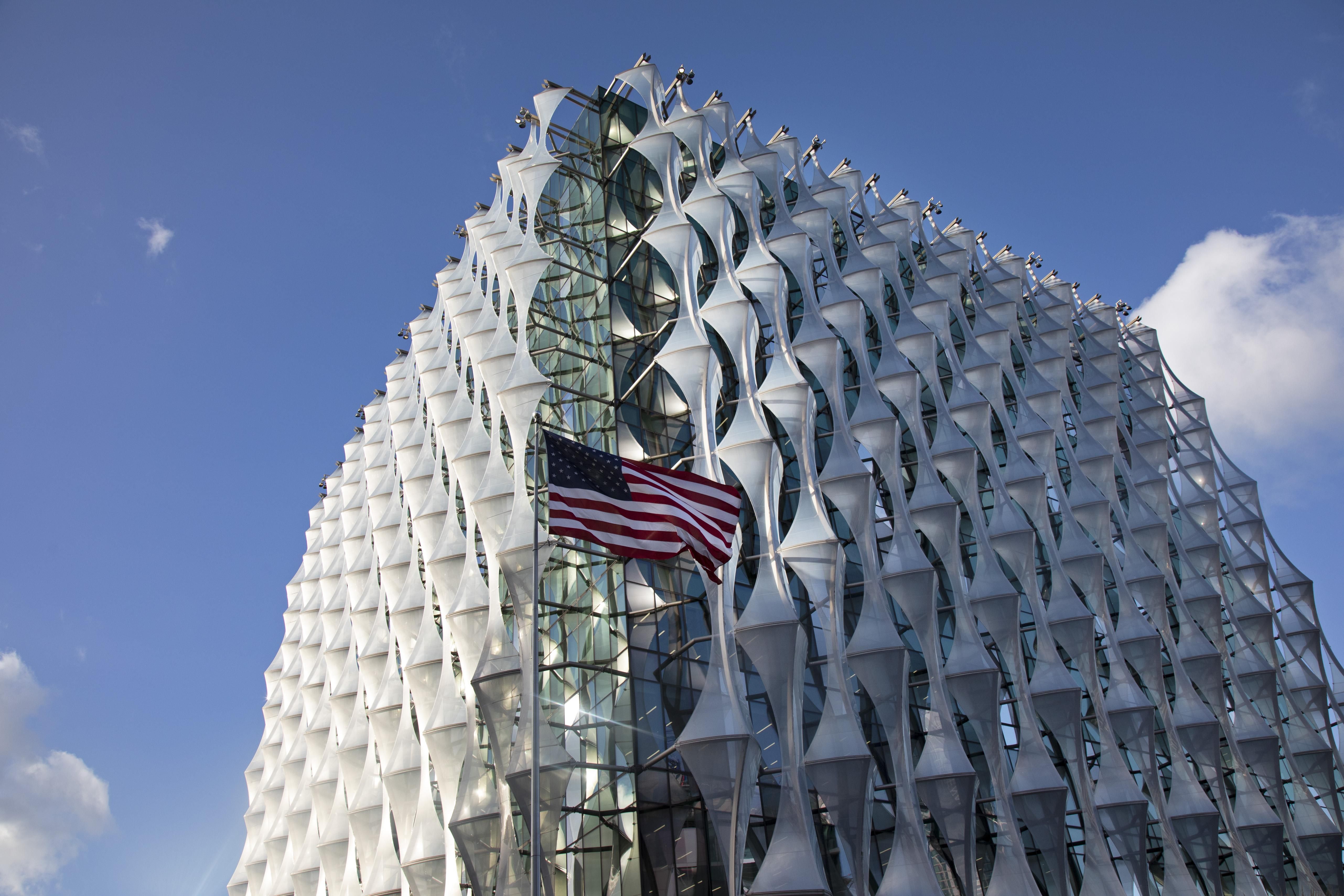 Ров, водопад и окна-соты: чем поражает здание посольства США в Лондоне