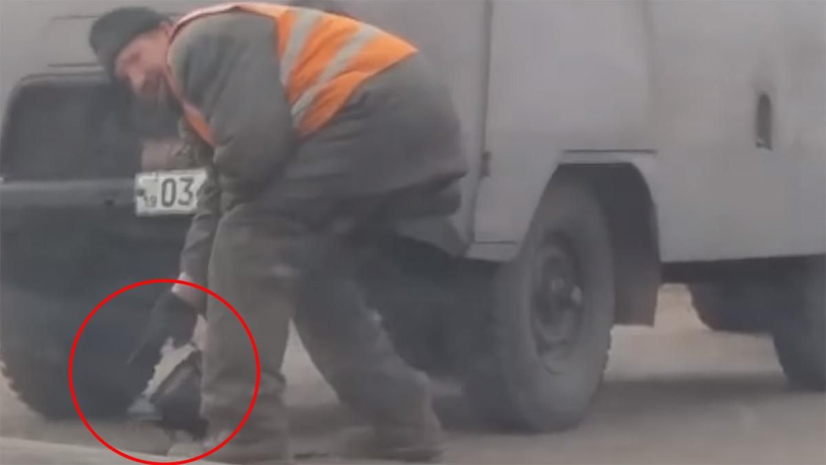 Нанотехнології по-українськи: на Сумщині ями на дорогах латали за допомогою чайника – відео Нанотехнології по-українськи: на Сумщині ями на дорогах латали за допомогою чайника – відео