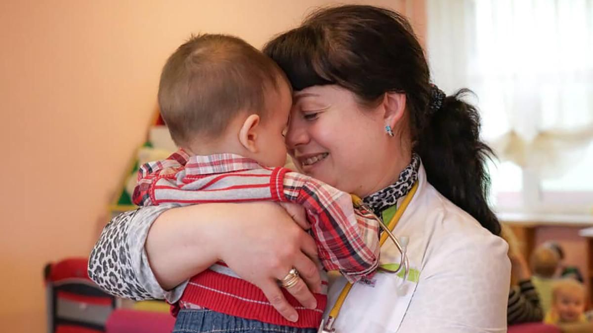 Малюка, якого українка покинула у Москві, повернули додому