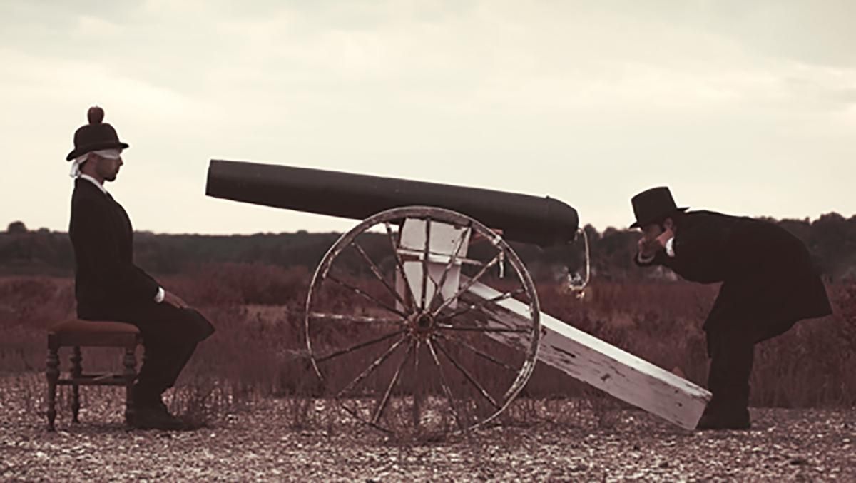 Фотограф шокував серією знімків, де відтворив сцени зі своїх нічних жахіть Фотограф шокував серією знімків, де відтворив сцени зі своїх нічних жахіть