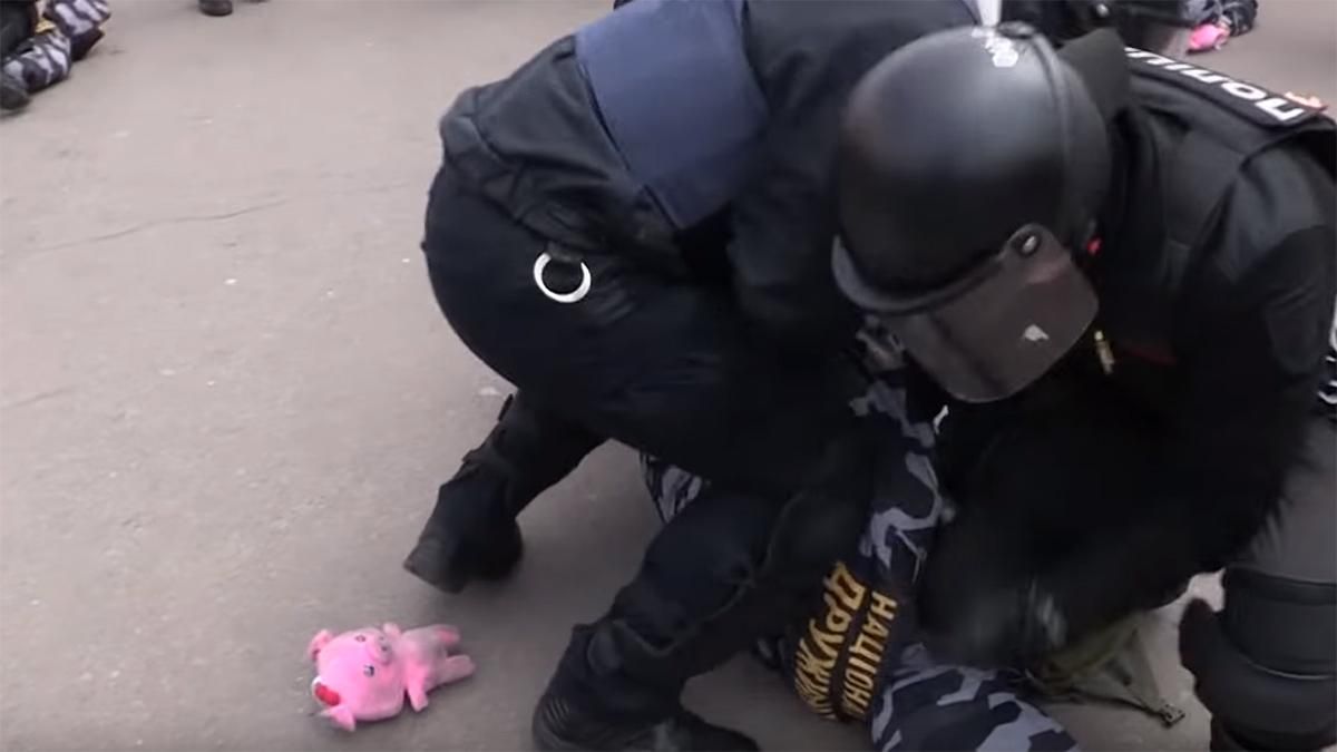 Активисты "Нацдружин" забросали правоохранителей игрушечными поросятами в Полтаве: фото и видео Активисты "Нацдружин" забросали правоохранителей игрушечными поросятами в Полтаве: фото и видео