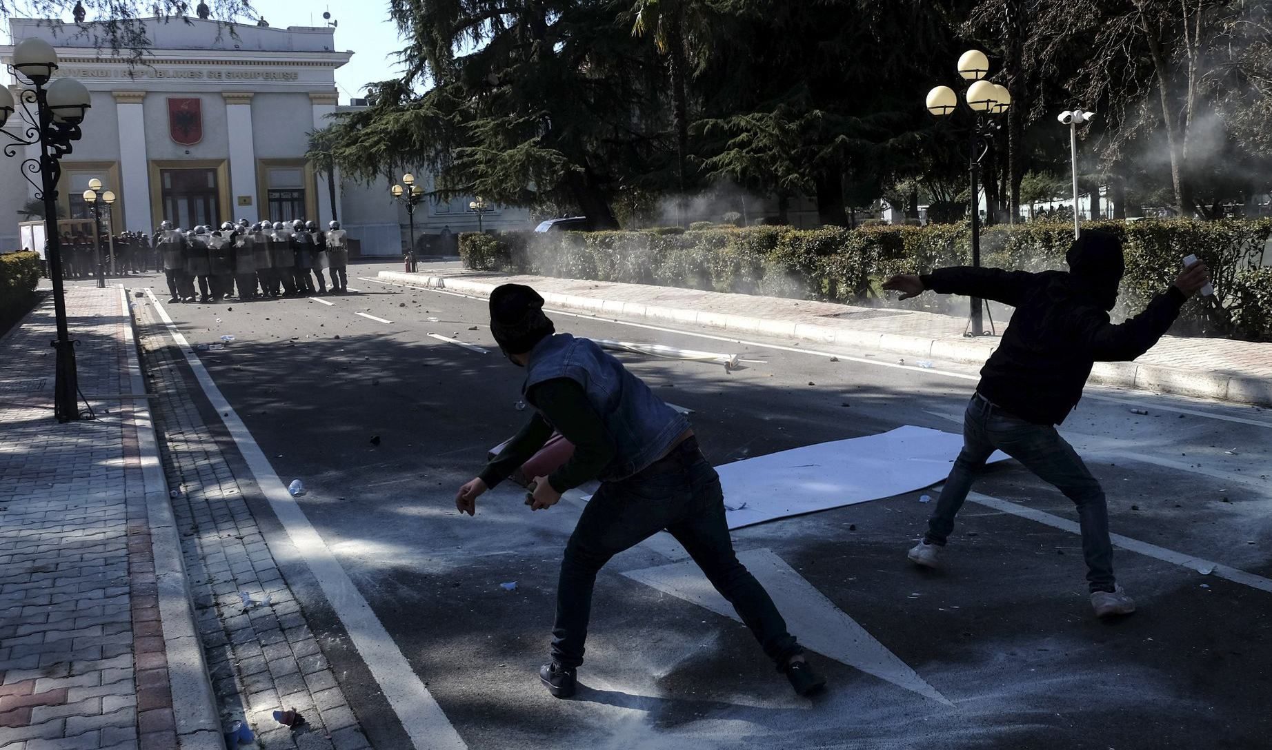 Антиправительственный митинг в Албании превратился в нападение на парламент: фото