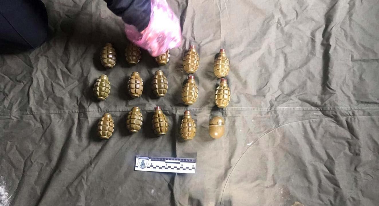 Гранатомет и целый арсенал боеприпасов в пакетах для мусора обнаружили в Западной Украине Гранатомет и целый арсенал боеприпасов в пакетах для мусора обнаружили в Западной Украине