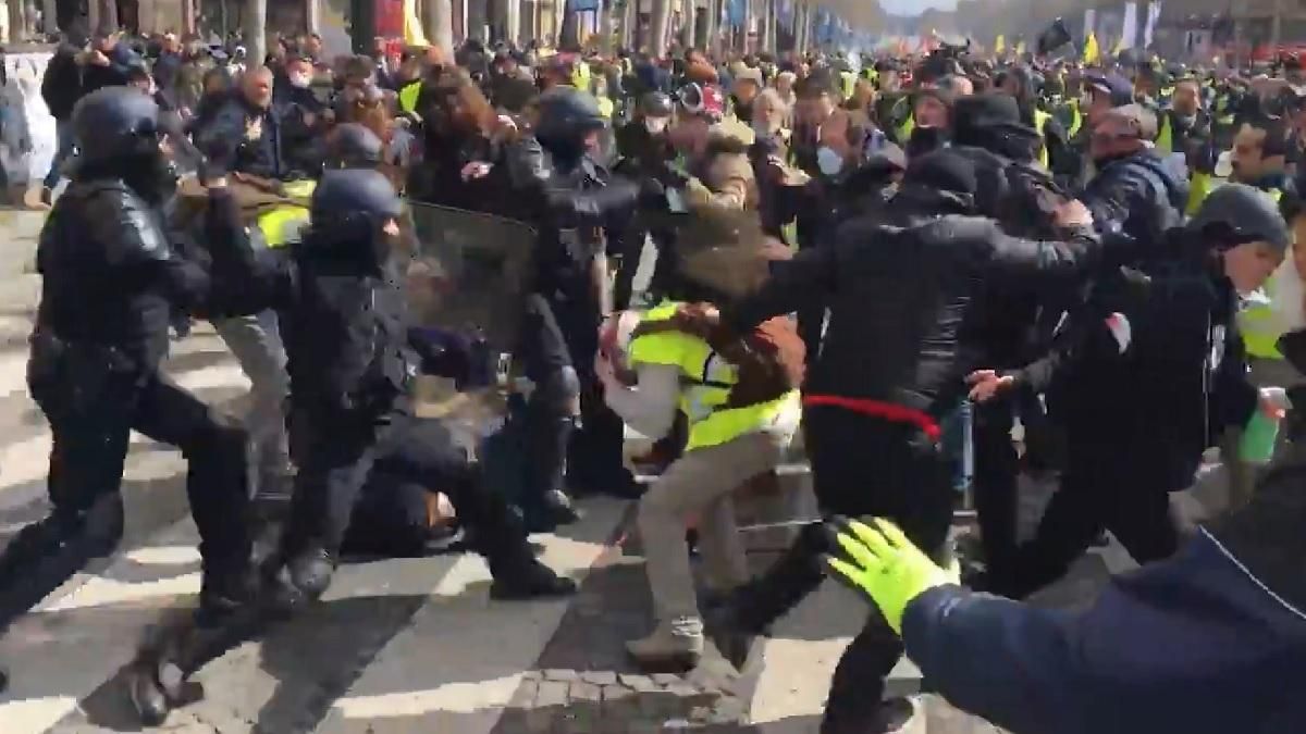 В результате столкновений в Париже пострадали более 60 человек, еще 366 арестованы