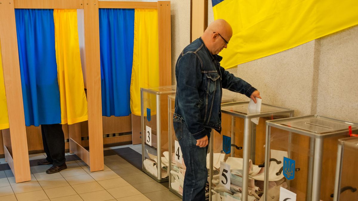Лише 8% українців за кордоном зможуть проголосувати на виборах Лише 8% українців за кордоном зможуть проголосувати на виборах