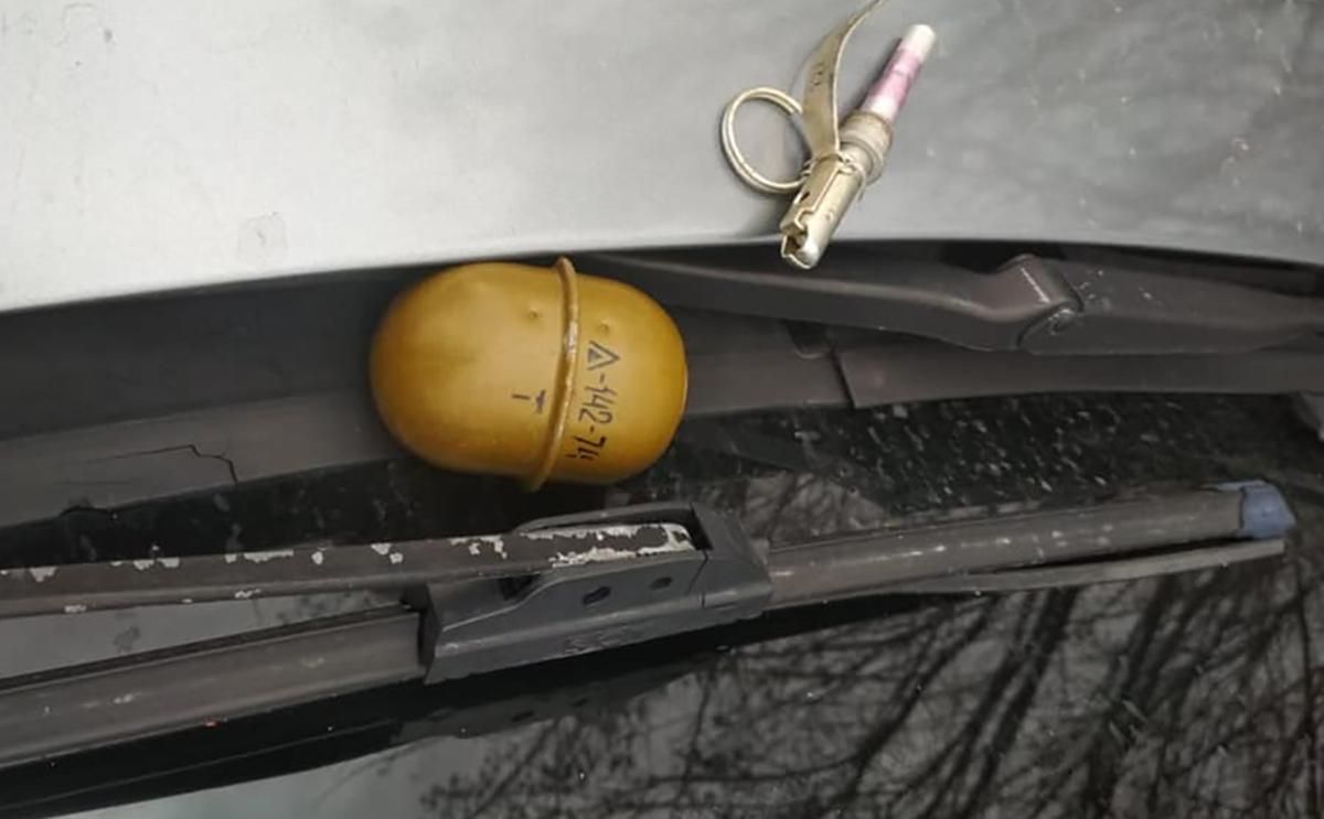 З авто на єврономерах на Дніпропетровщині у поліцейських кинули гранату