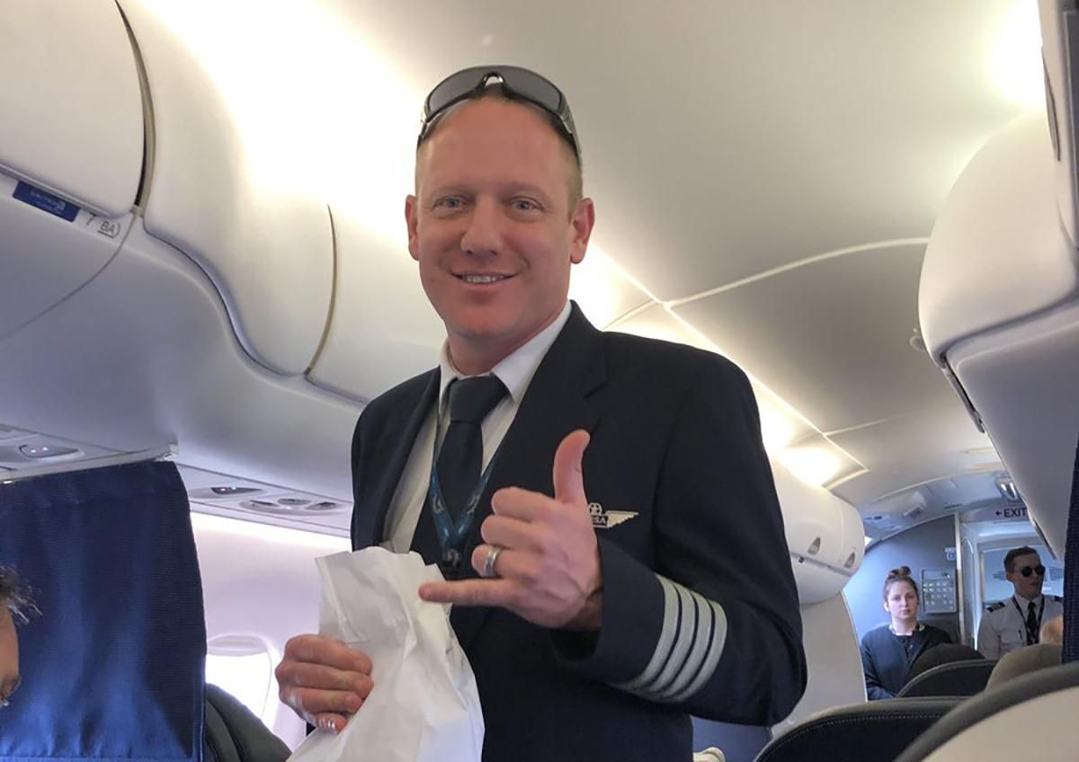 Пілот пригостив 70 пасажирів літака гамбургерами через затримку рейсу Пілот пригостив 70 пасажирів літака гамбургерами через затримку рейсу