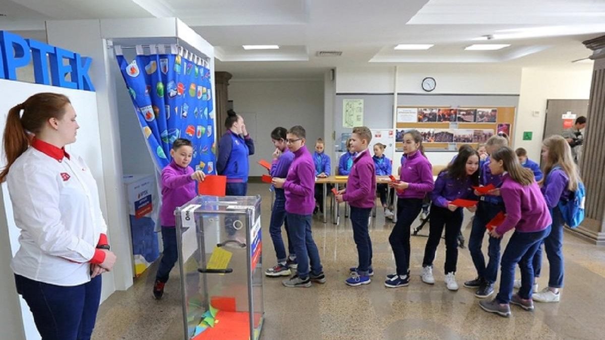 Годовщина аннексии Крыма: в "Артеке" устроили детский референдум
