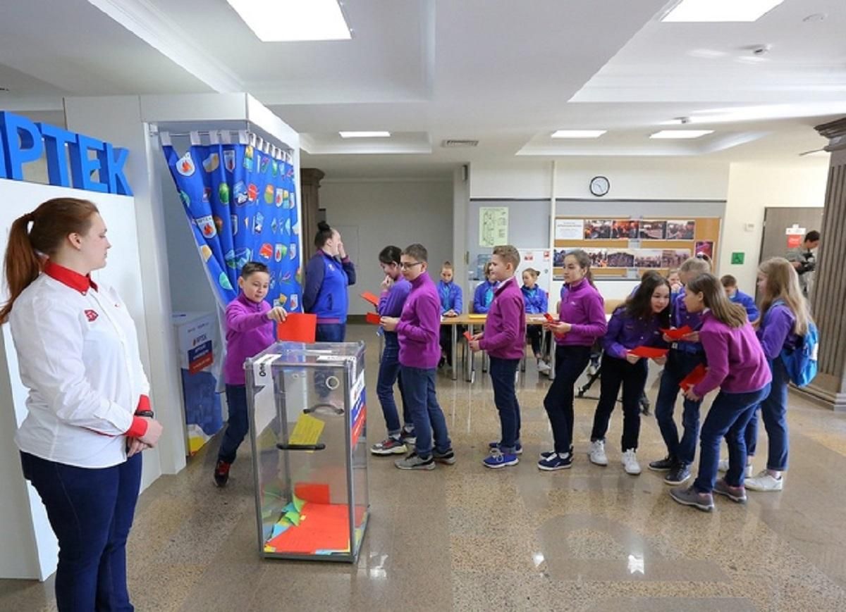 Годовщина аннексии Крыма: в "Артеке" устроили детский референдум Годовщина аннексии Крыма: в "Артеке" устроили детский референдум