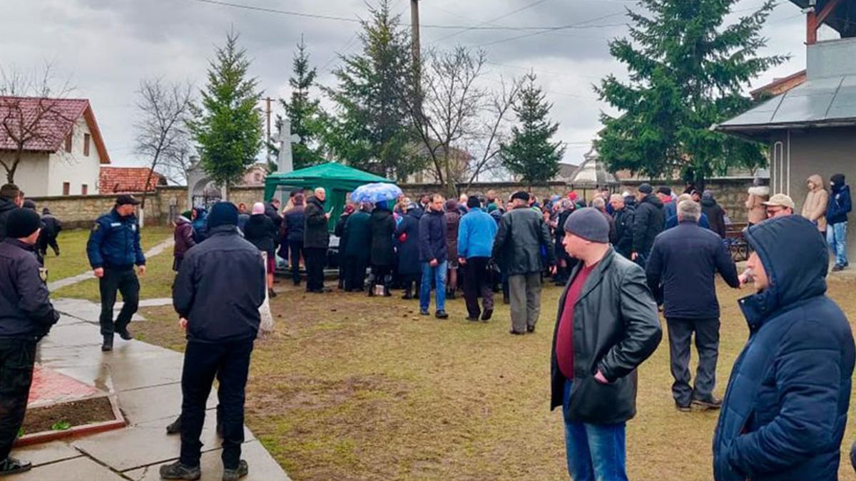 Не можуть поділити церкву: на Буковині стався конфлікт між парафіянами МП та ПЦУ Не можуть поділити церкву: на Буковині стався конфлікт між парафіянами МП та ПЦУ