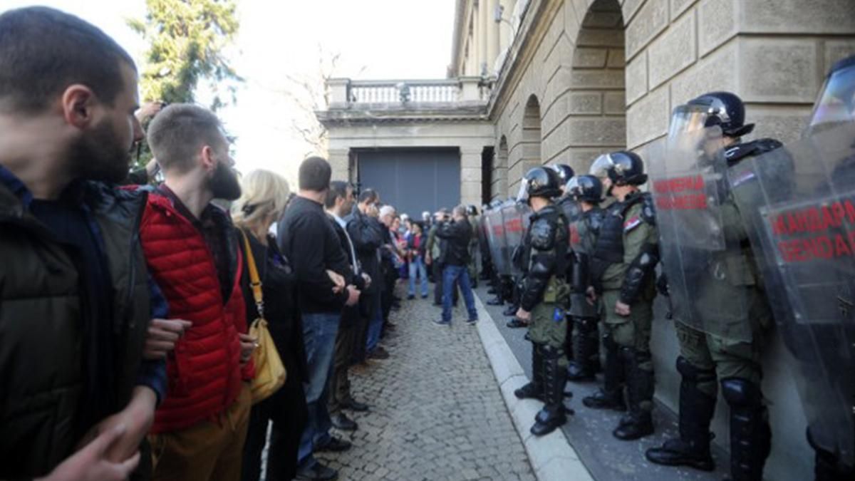 У Сербії протестувальники не випускали президента з резиденції: відео з місця події У Сербії протестувальники не випускали президента з резиденції: відео з місця події