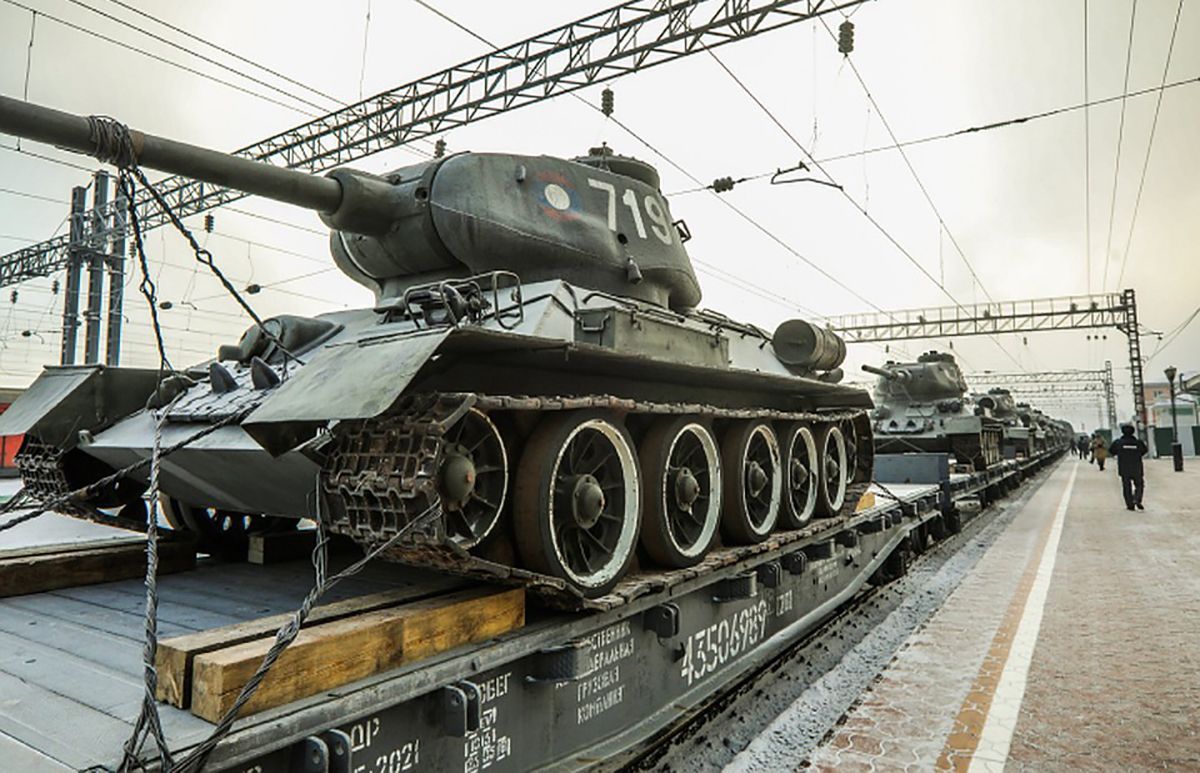 Эшелон военной техники России сняли на видео на границе с Украиной Эшелон военной техники России сняли на видео на границе с Украиной