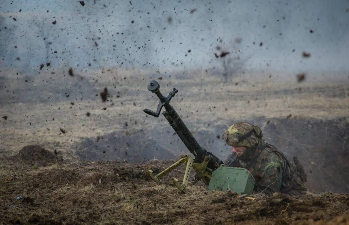 Українські військові на Донбасі ліквідували укріплення окупантів та бойовика: ефектне відео