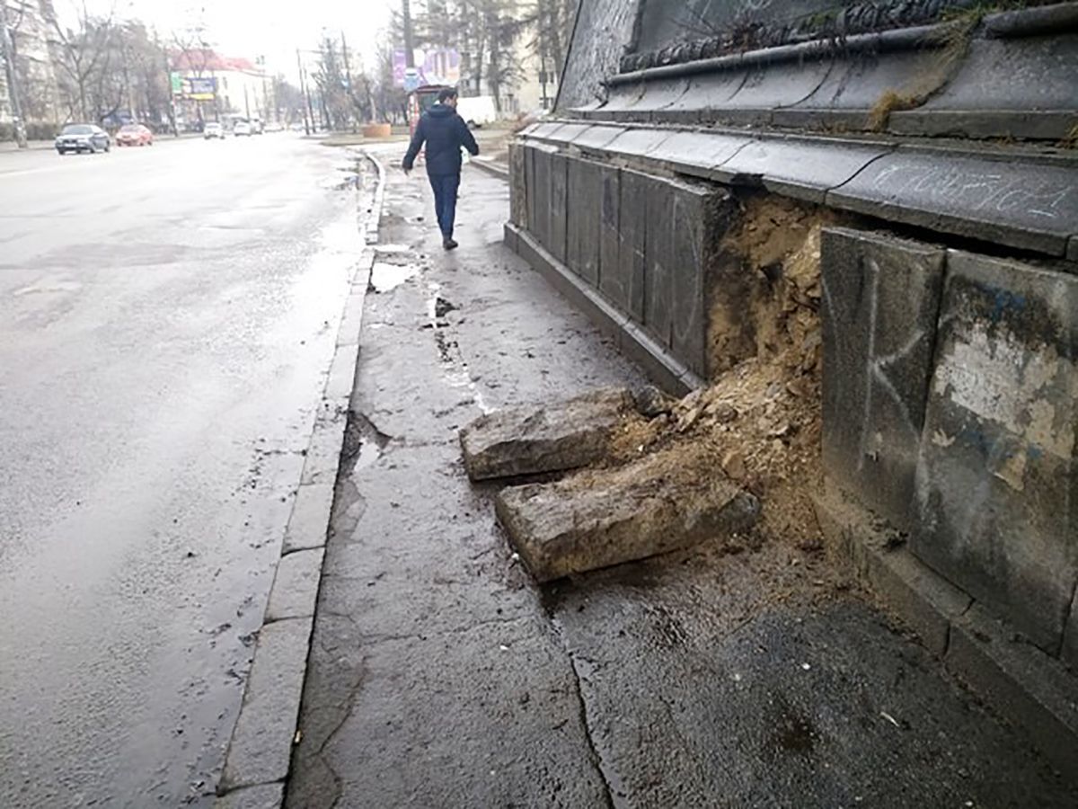 В Киеве начал разрушаться еще один мост: фото