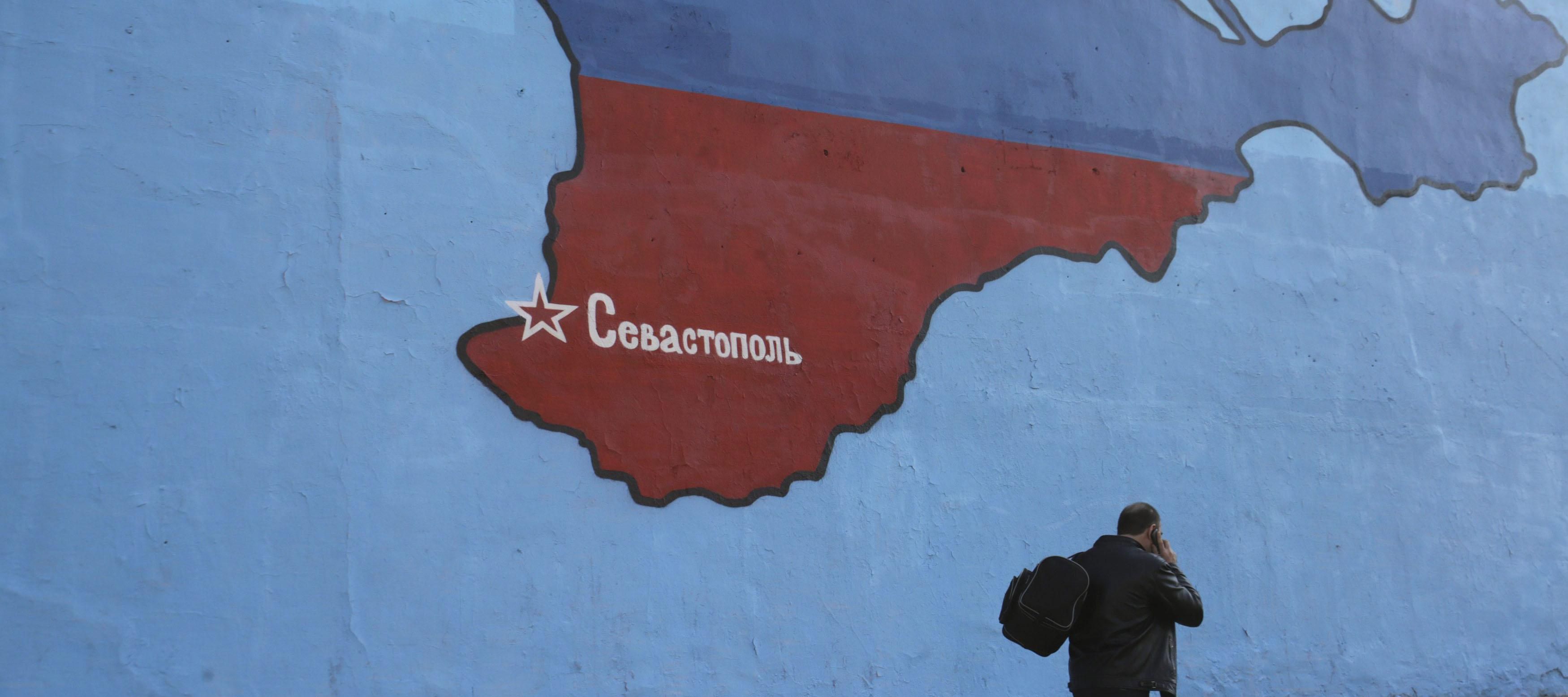 Жители оккупированного Крыма вышли на улицы против власти: фото