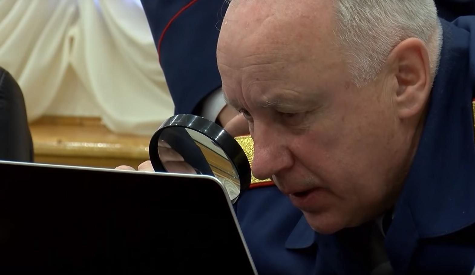 Головний слідчий Росії з допомогою лупи намагався "знайти Путіна" на екрані ноутбука