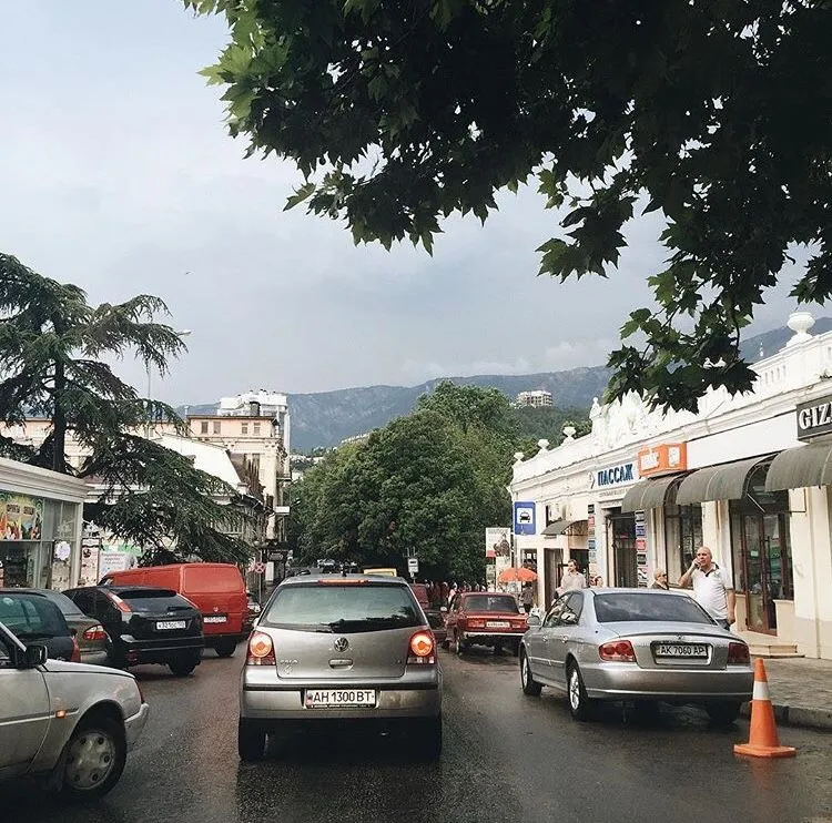 Авто із донецькою реєстрацією у Ялті. Фото Instagram/@mycrimea Авто із донецькою реєстрацією у Ялті. Фото Instagram/@mycrimea