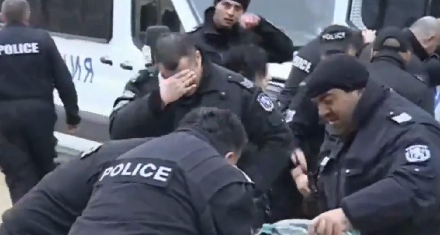 У Софії поліція розпилила сльозогінний газ сама на себе: курйозне відео