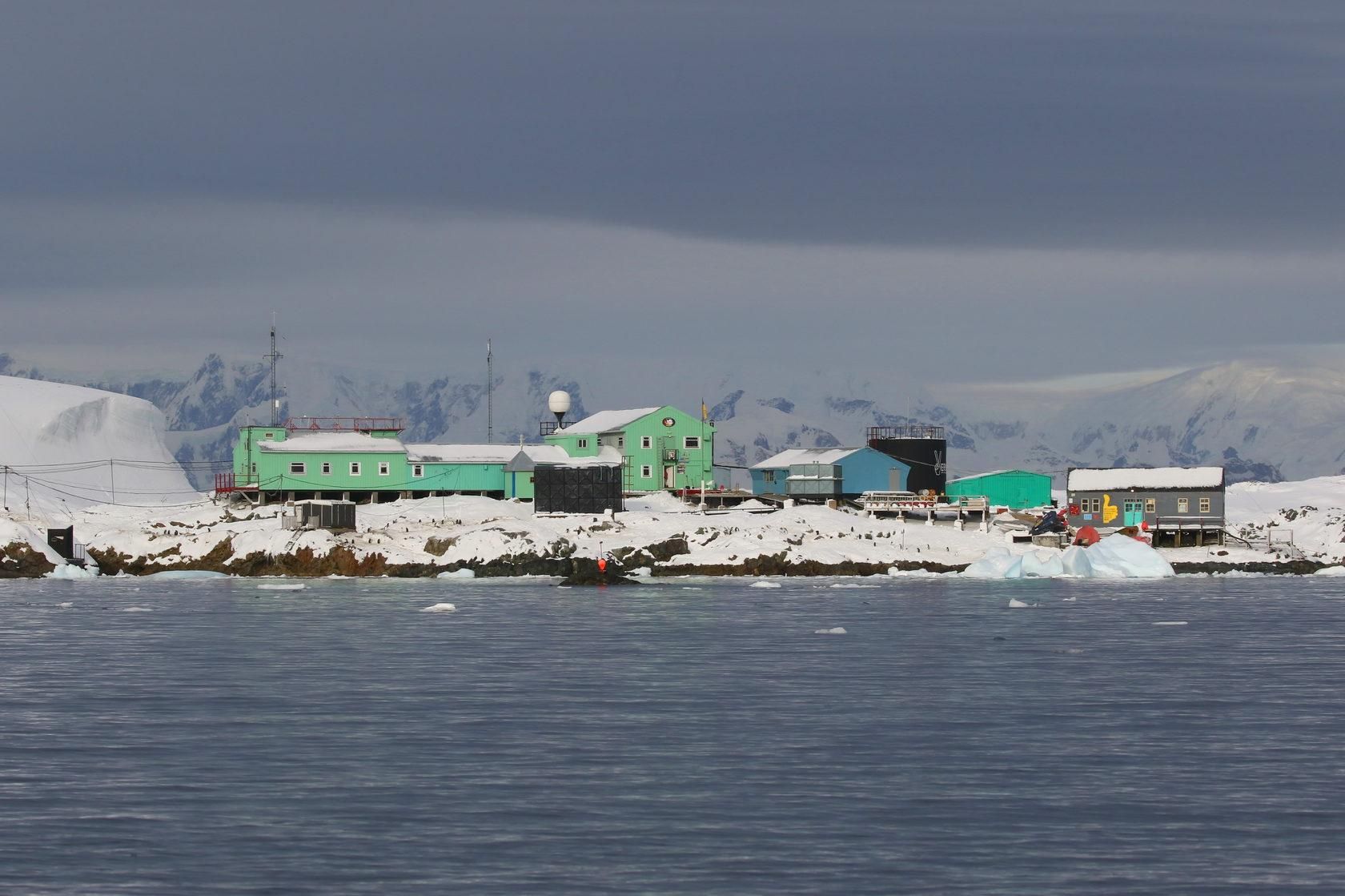 Найвіддаленіша виборча дільниця: на антарктичній станції готуються до українських виборів Найвіддаленіша виборча дільниця: на антарктичній станції готуються до українських виборів