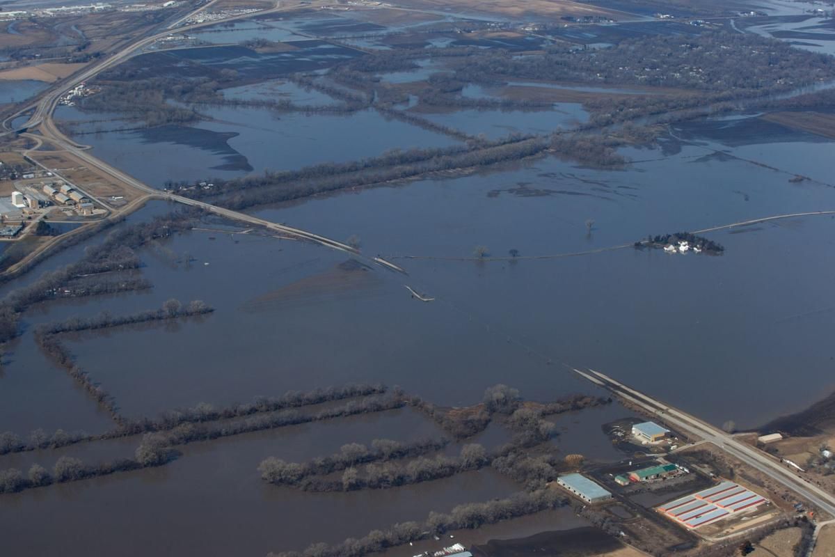 Повені затопили військову базу США, де були розташовані літаки "судного дня": фото Повені затопили військову базу США, де були розташовані літаки "судного дня": фото