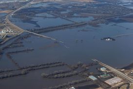 Наводнения затопили военную базу США, где были расположены самолеты "судного дня": фото