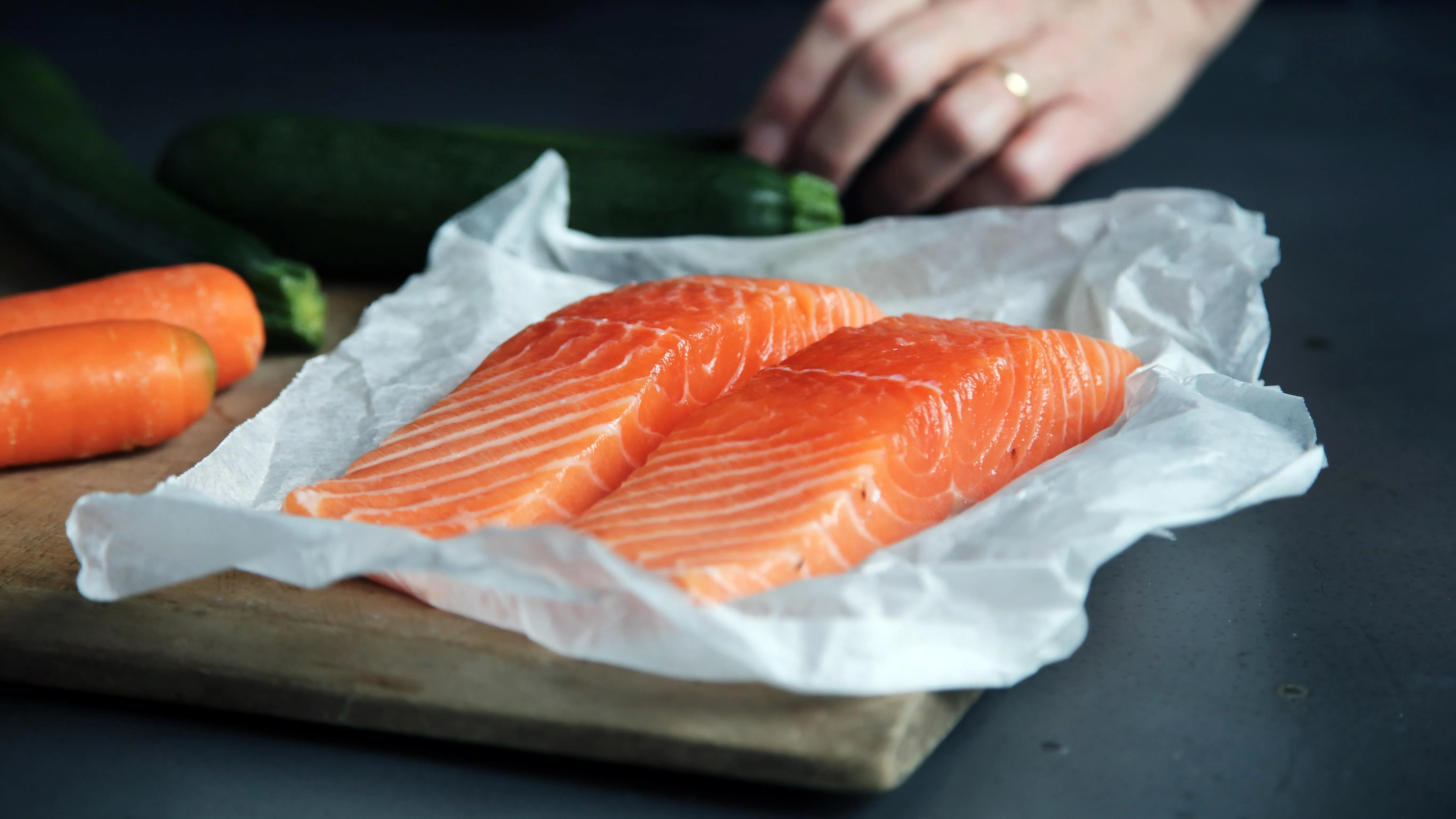 Джерело вітаміну D обов’язково повинне бути присутнє у раціоні весною – це всі види жирної риби 