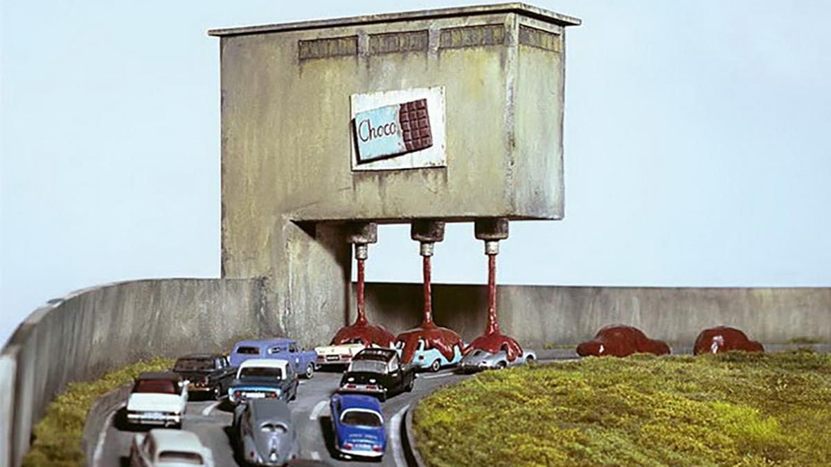 Крихітний абсурдний світ: німецький митець створює міні-будинки для незвичайних фотосесій