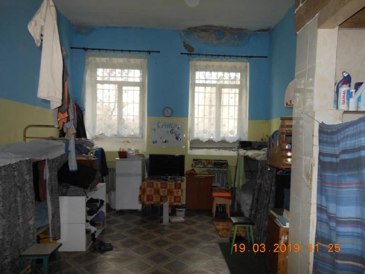 Денісова показала, в яких умовах утримують Вишинського: є і світло, і матрац Денісова показала, в яких умовах утримують Вишинського: є і світло, і матрац