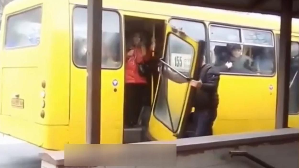 В Киеве у маршрутки во время рейса отвалились двери: видео