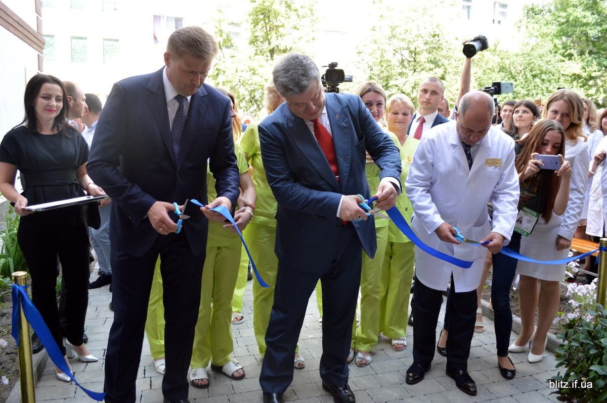 Схеми часів Януковича: як політики піаряться на перерізанні стрічок Схеми часів Януковича: як політики піаряться на перерізанні стрічок