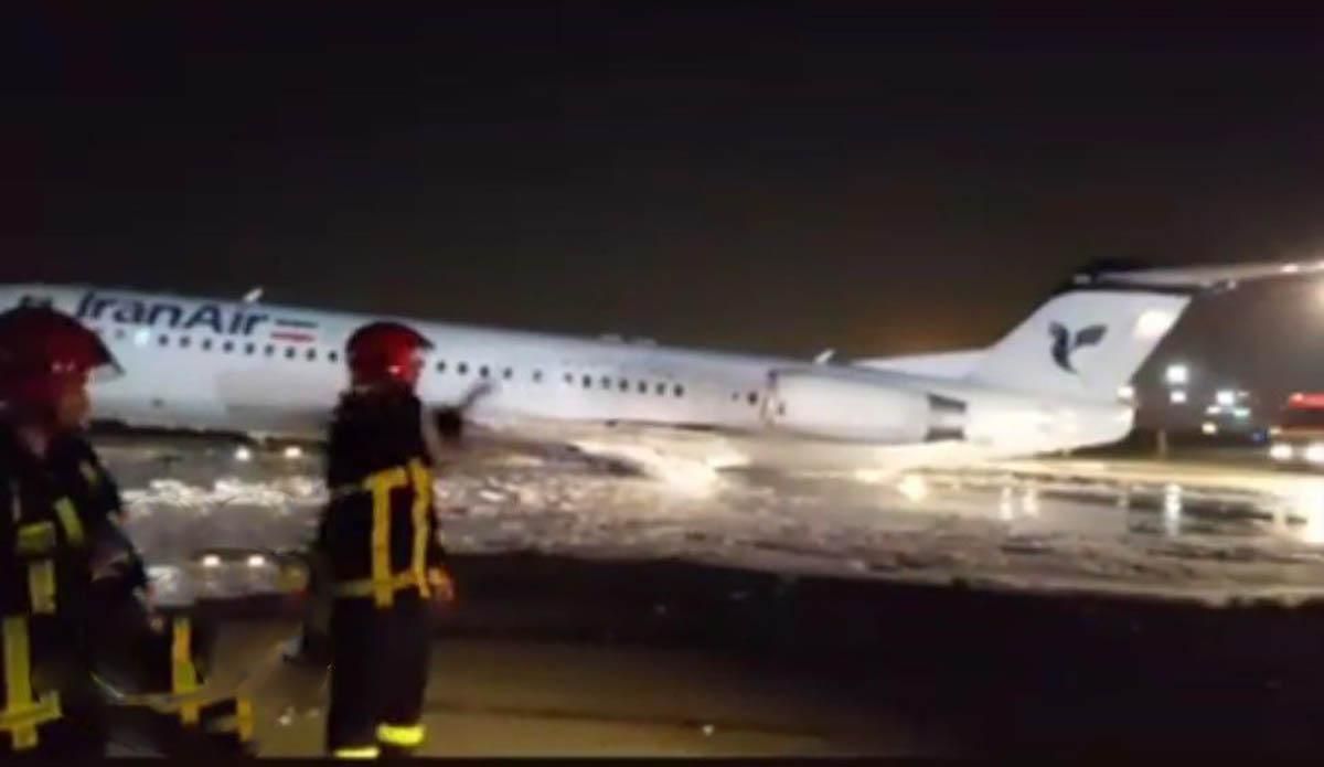 В Тегеране загорелся самолет с сотней пассажиров на борту: фото В Тегеране загорелся самолет с сотней пассажиров на борту: фото