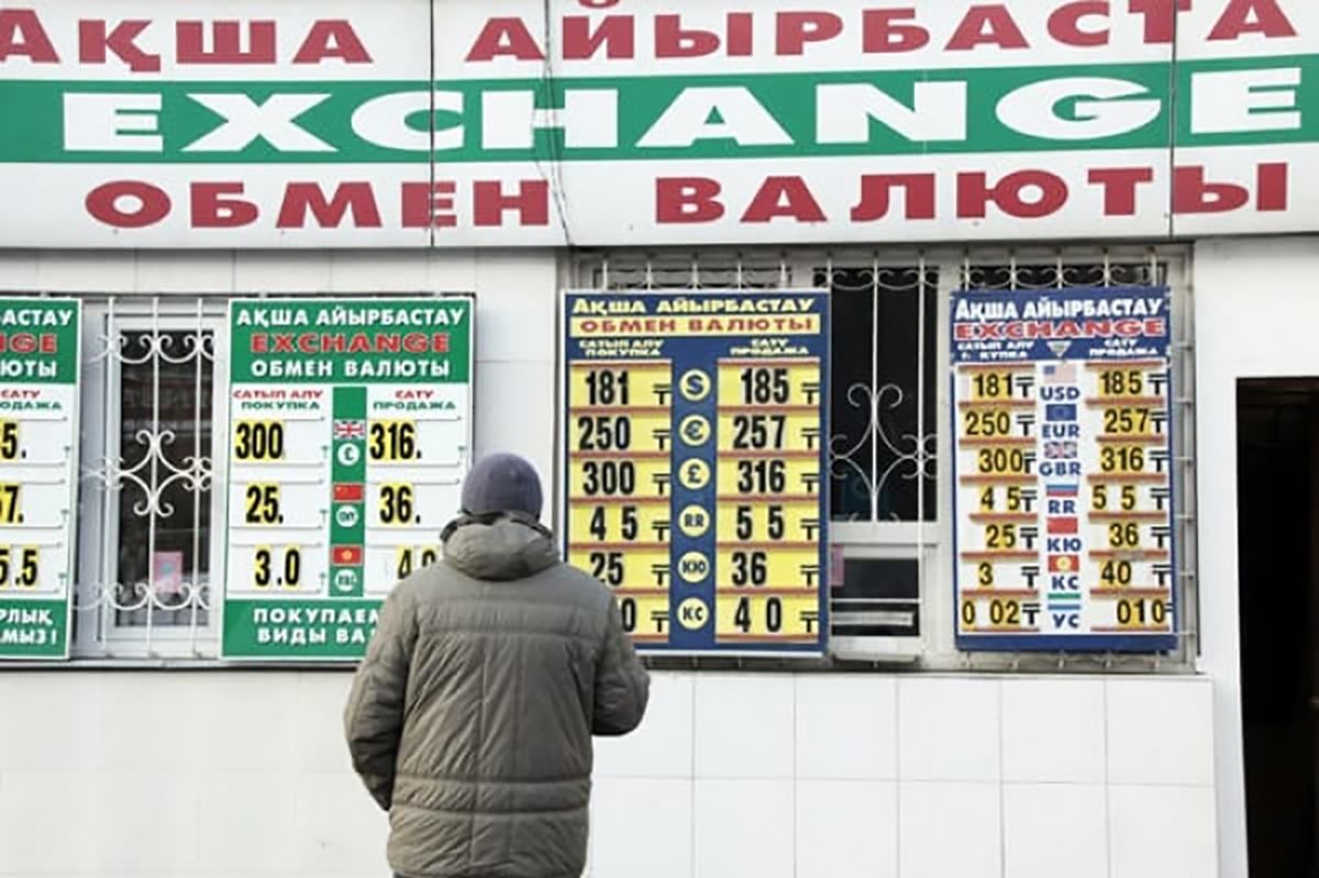 В Казахстане массово скупают валюту после заявления Назарбаева об отставке