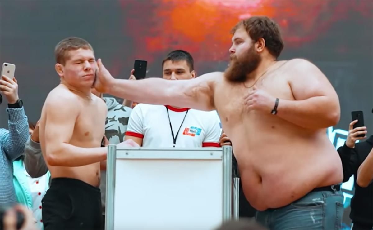 Развлекаются, как могут: в России устроили чемпионат по мужским пощечинам Развлекаются, как могут: в России устроили чемпионат по мужским пощечинам