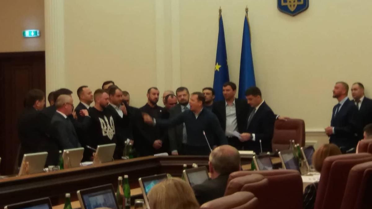 Ляшко у своєму стилі: політик з пенсіонеркою спробував зірвати засідання Кабміну – відео Ляшко у своєму стилі: політик з пенсіонеркою спробував зірвати засідання Кабміну – відео