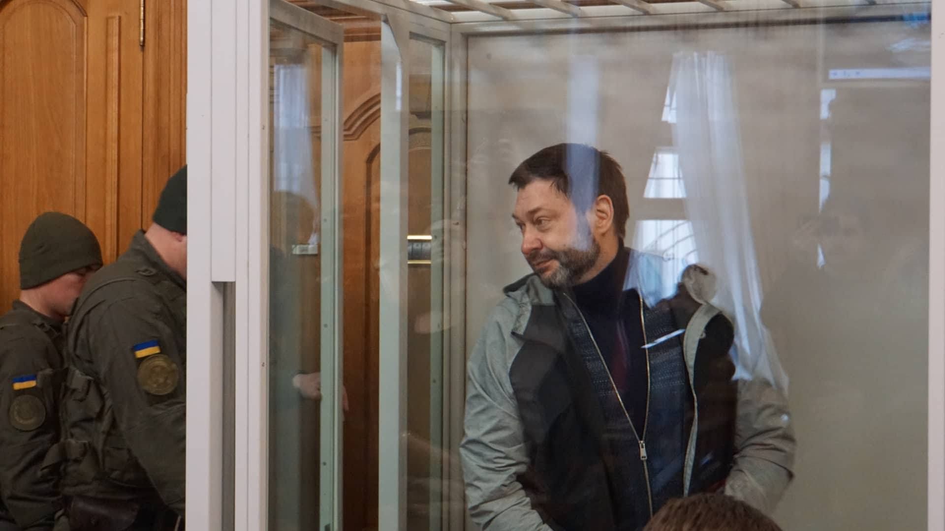 У Києві почався суд у справі проти журналіста Вишинського, якого звинувачують у держзраді