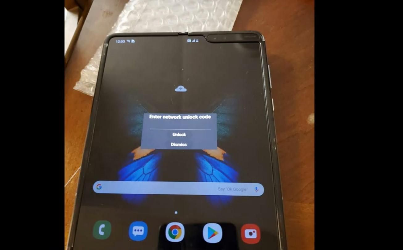 Живе відео: гнучкий смартфон Samsung Galaxy Fold у руках в користувача Живе відео: гнучкий смартфон Samsung Galaxy Fold у руках в користувача