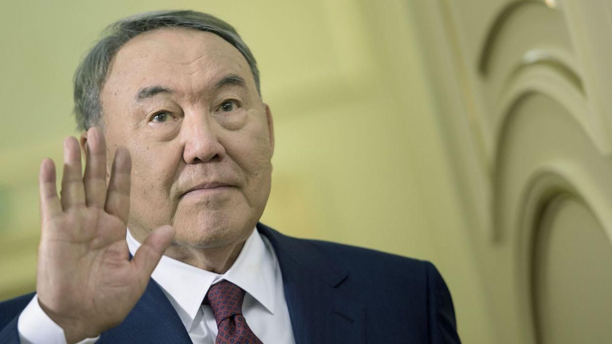 Назарбаев вроде встал с кресла президента, но далеко не ушел, – эксперт