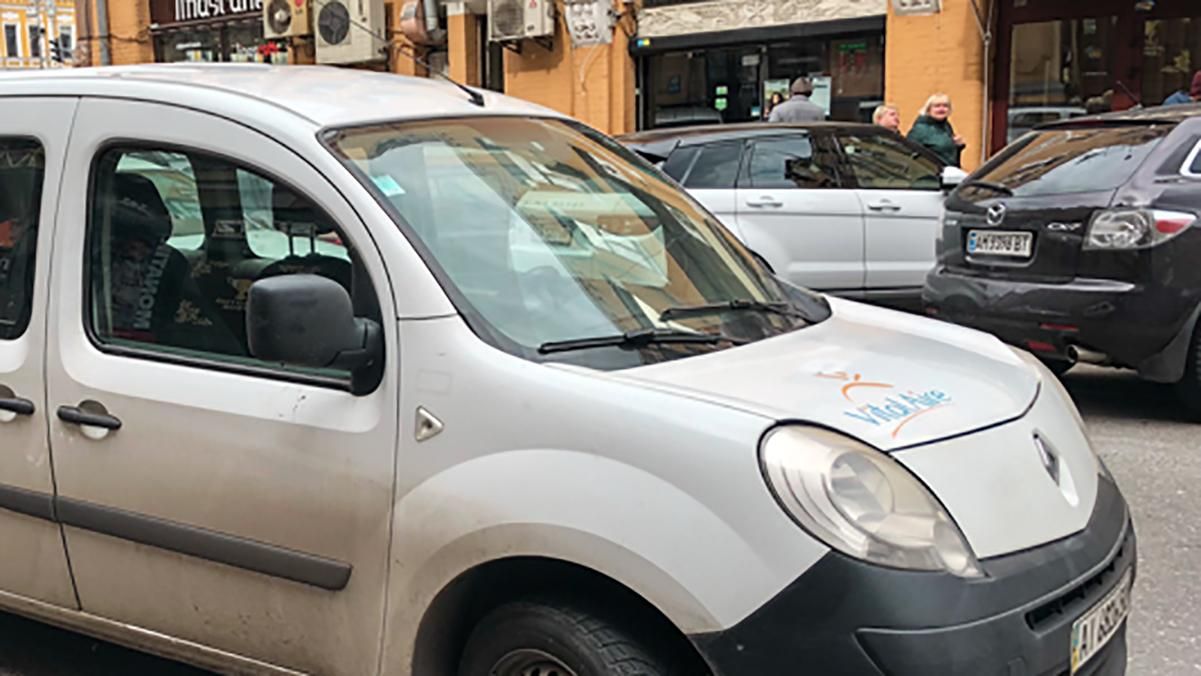 В центре Киева произошла драка между таксистом и пассажиром: фото, видео В центре Киева произошла драка между таксистом и пассажиром: фото, видео