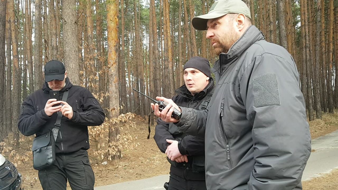 Охранники Медведчука держали журналистов Bihus.info в лесу перед телекамерами "112" и NewsOne Охранники Медведчука держали журналистов Bihus.info в лесу перед телекамерами "112" и NewsOne