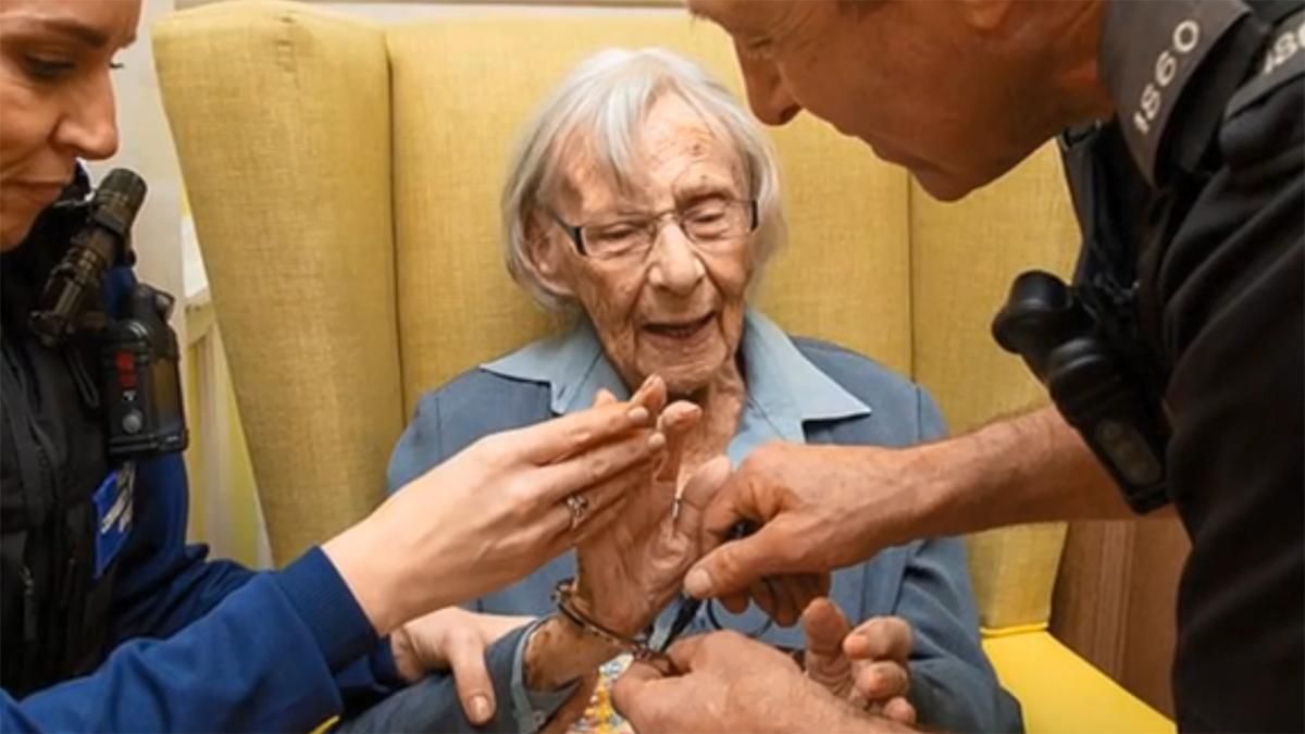 Полиция осуществила мечту 104-летней пенсионерки: ее арестовали (фото) Полиция осуществила мечту 104-летней пенсионерки: ее арестовали (фото)