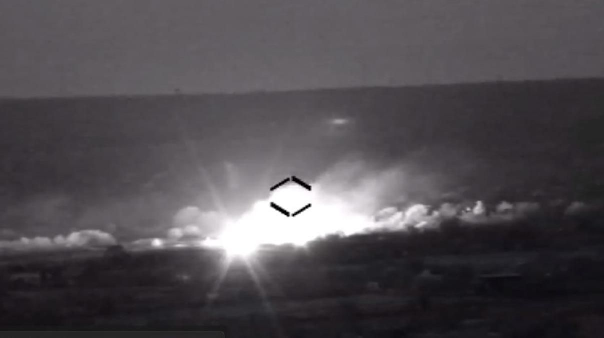 Бійці ЗСУ влучним ударом знищили бойовий склад окупантів: феєричне відео Бійці ЗСУ влучним ударом знищили бойовий склад окупантів: феєричне відео