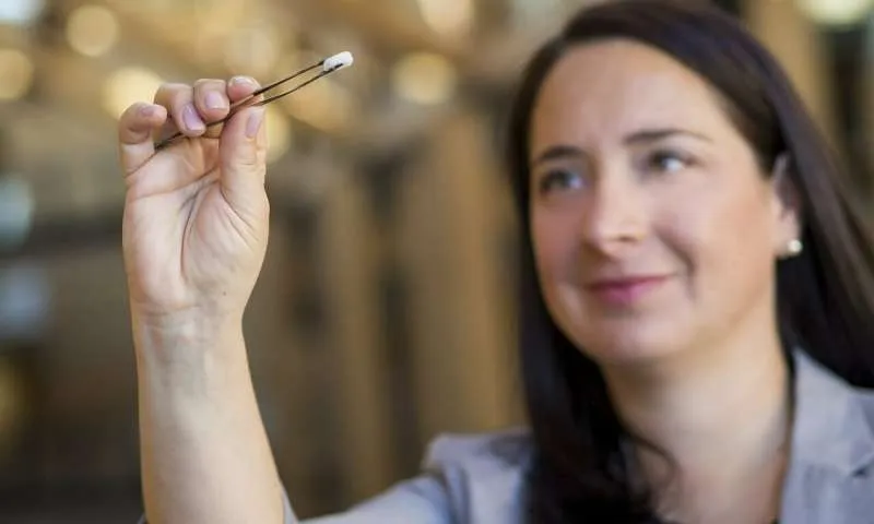 У міру загоєння кісткових тканин імплантати з часом розпадаються У міру загоєння кісткових тканин імплантати з часом розпадаються