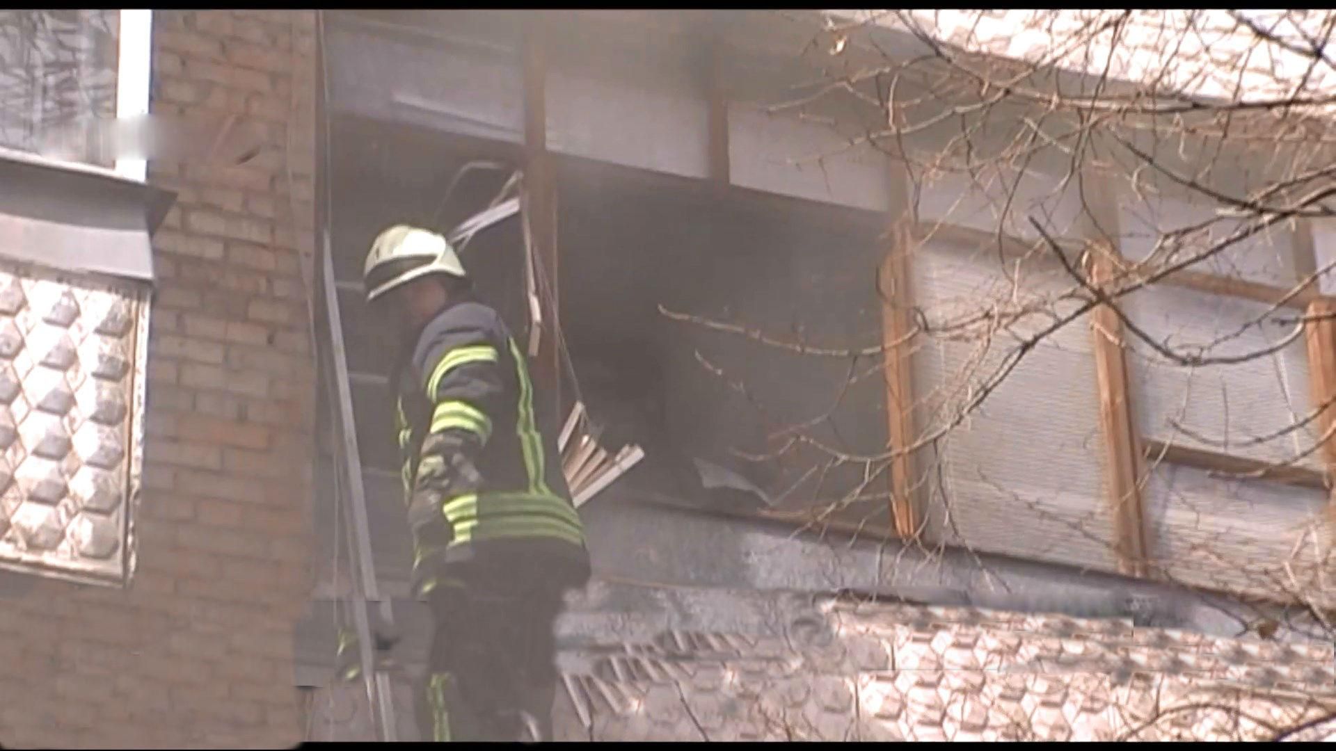 В Запорожье спасатель вынес пенсионерку из горящей квартиры В Запорожье спасатель вынес пенсионерку из горящей квартиры