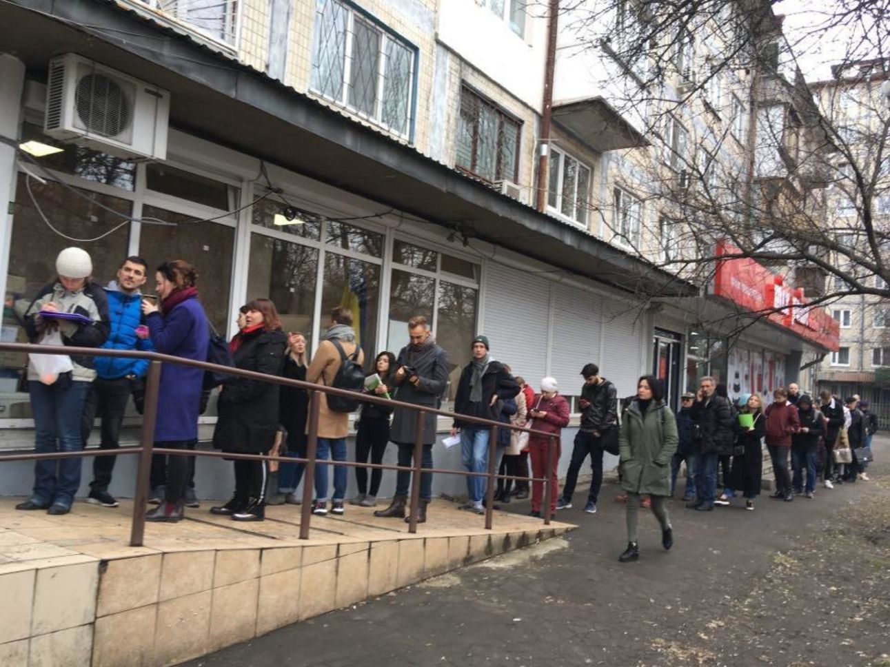 Семь часов в очереди: сотни людей в Киеве пытаются поменять место голосования (фото)