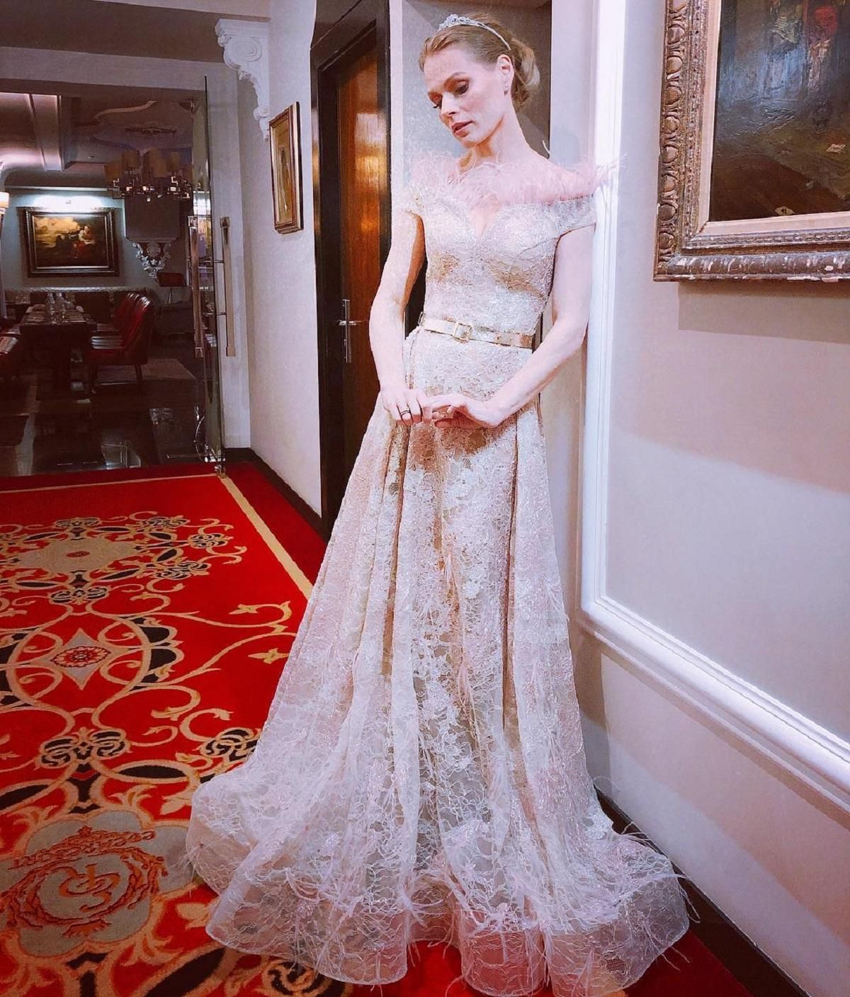 У діадемі та вечірній сукні: Оля Фреймут показала ніжний образ У діадемі та вечірній сукні: Оля Фреймут показала ніжний образ