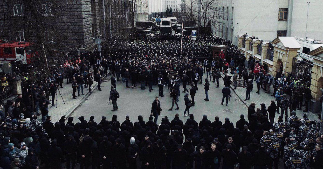 "Нацкорпус" протестует в Киеве: к Администрации Порошенко принесли требования и похоронные венки