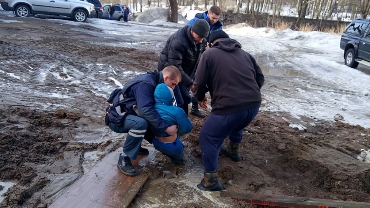 В России 8-летнего мальчика засосала трясина: вытаскивали ребенка с помощью дверей В России 8-летнего мальчика засосала трясина: вытаскивали ребенка с помощью дверей