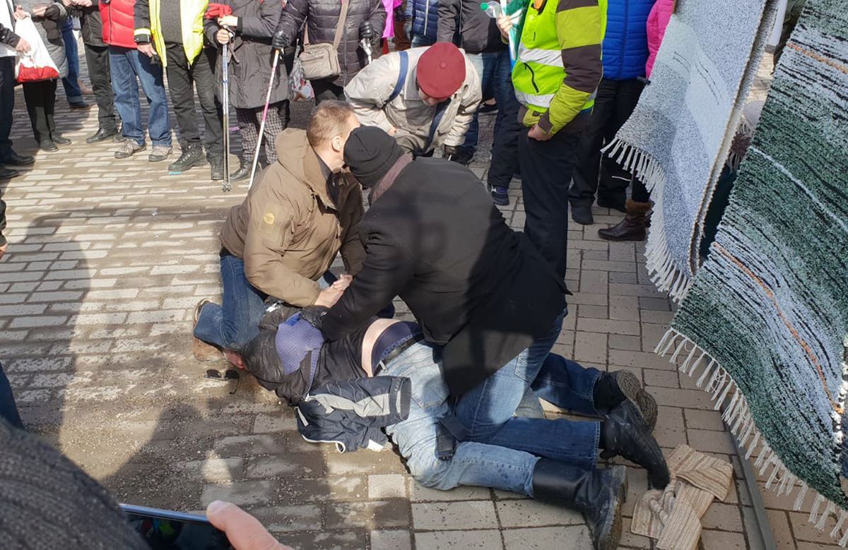 На фінського міністра напав солдат Одіна: кадри з місця інциденту На фінського міністра напав солдат Одіна: кадри з місця інциденту