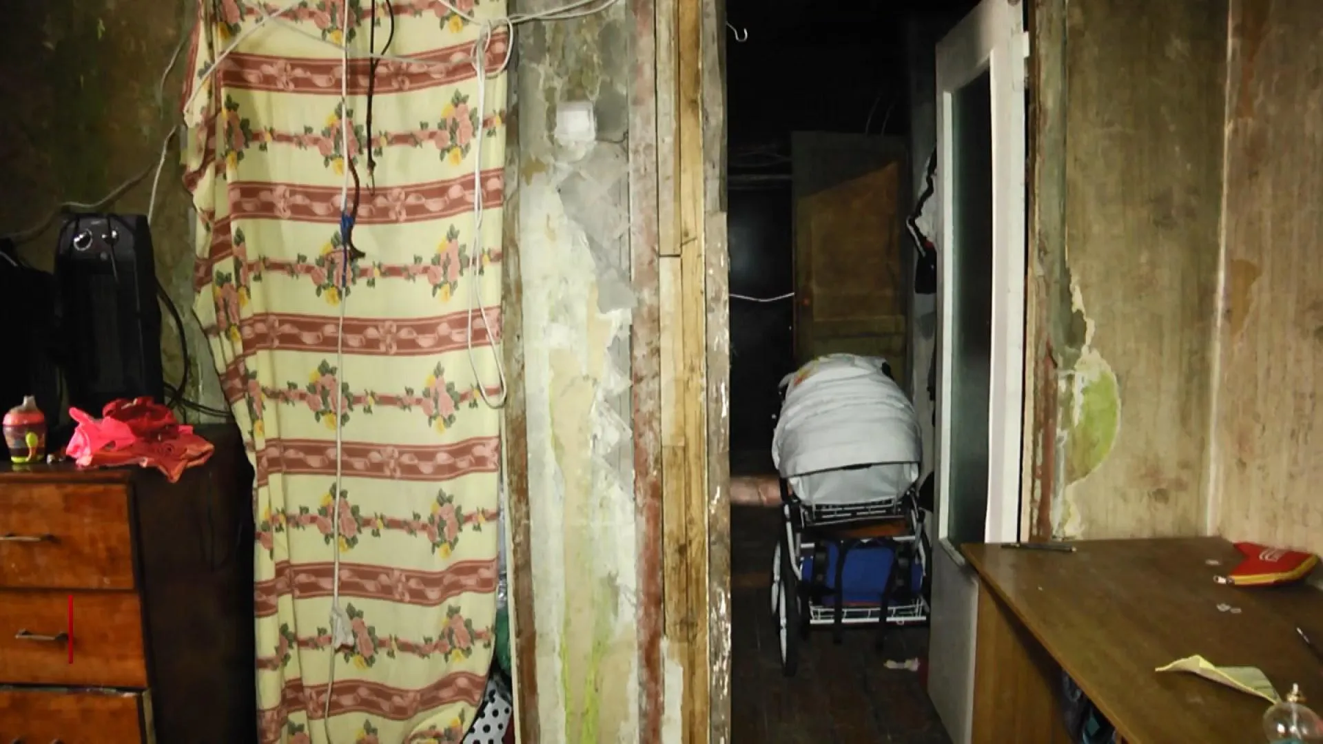 Жінка в Харкові живе у згорілій квартирі логочеви